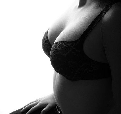 Science décalée : pourquoi les hommes aiment-ils tant les seins ?