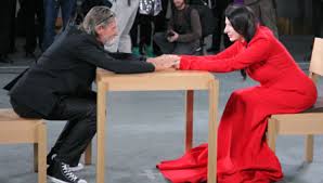 Lors d’une performance artistique, elle reste impassible face à tous… jusqu’à ce qu’il arrive.