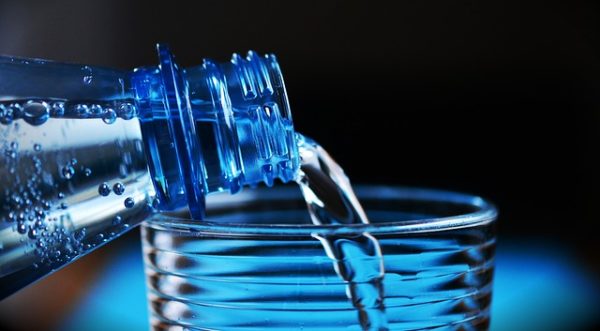 L'eau en bouteille de nombreuses grandes marques contaminée par des particules de plastique