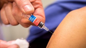 un-patient-recoit-un-vaccin-contre-la-grippe-le-8-octobre-2015-a-lille_5552675