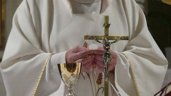 Un ancien prêtre, victime de pédophilie petit, dénonce le silence de l'Eglise