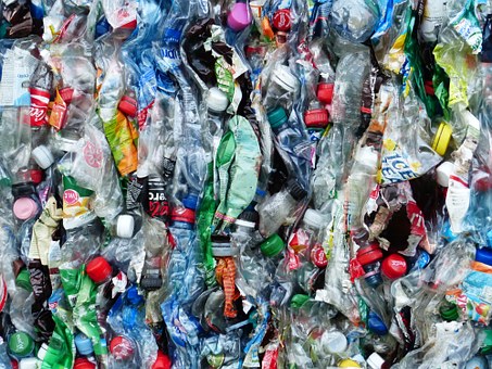 Nous vidons la mer pour la remplir de plastique.