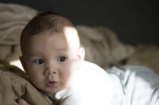 Les bébés apprennent mieux quand ils sont surpris