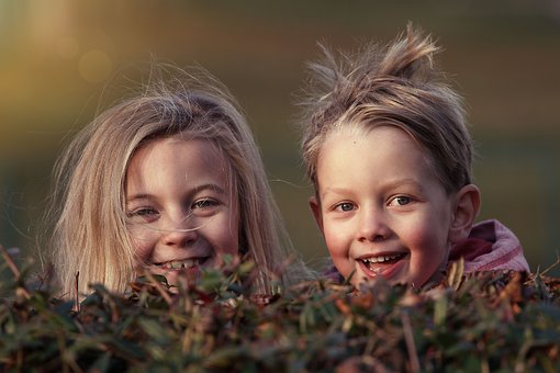 Laisser jouer les enfants librement dehors est bon pour leur santé