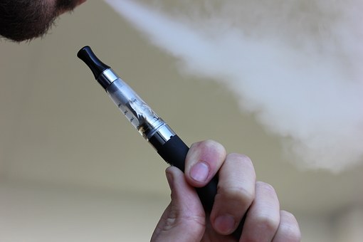 Aux USA le vapotage se répand et déclenche de vagues de maladies respiratoires graves