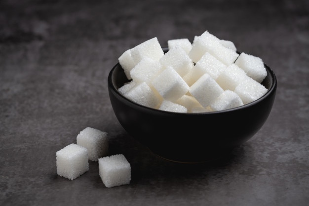 cubes-sucre-blanc-dans-bol-table_1150-17022