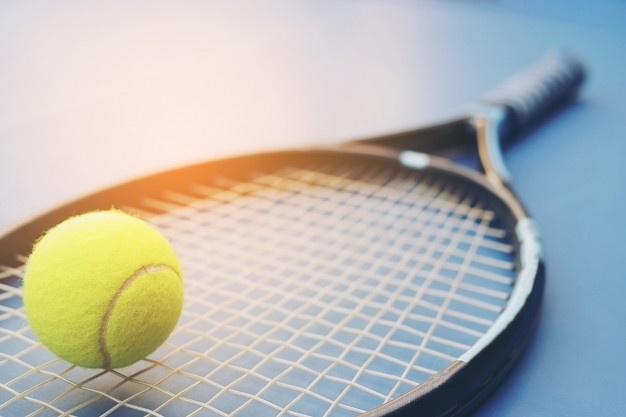 raquette-tennis-balle-court_1150-6511
