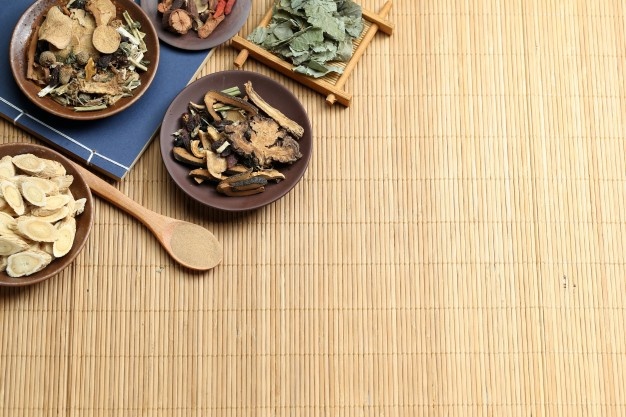 medecine-traditionnelle-chinoise-bureau-bambou_1387-266