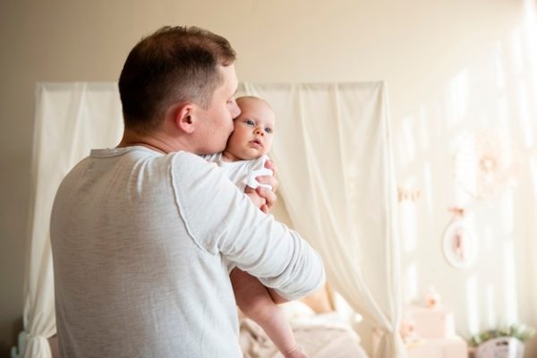 Les câlins du papa sont aussi importants que ceux de la maman