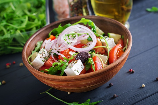 salade-grecque-tomate-fraiche-concombre-oignon-rouge-basilic-fromage-feta-olives-noires-herbes-italiennes_2829-4480