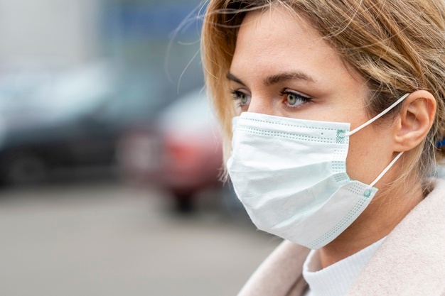 femme-portant-masque-chirurgical_23-2148454330