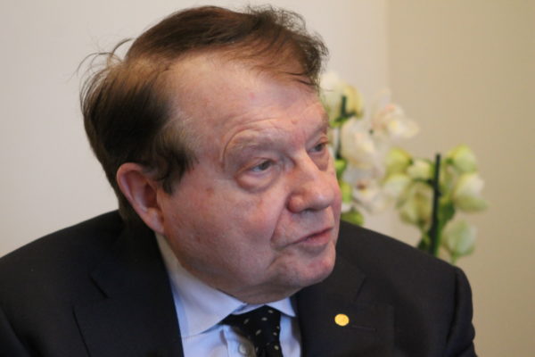 Les médias contre le Pr Montagnier