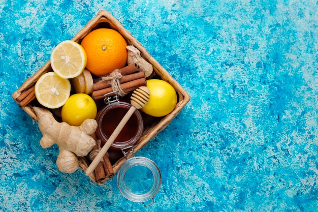 ingredients-gingembre-frais-citron-batons-cannelle-miel-girofle-seche-pour-boisson-vitaminee-bienfaisante-immunisee_2831-821