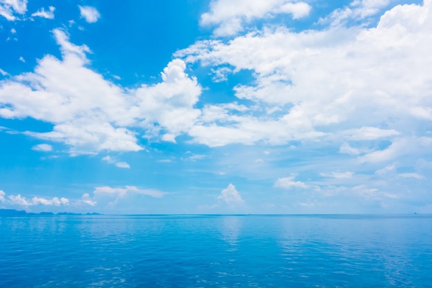 belle-mer-ocean-nuage-ciel-bleu_74190-6828