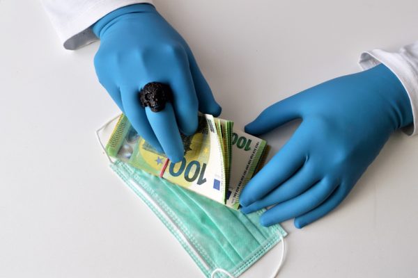 MARS 2020, l'industrie pharmaceutique supplante la médecine