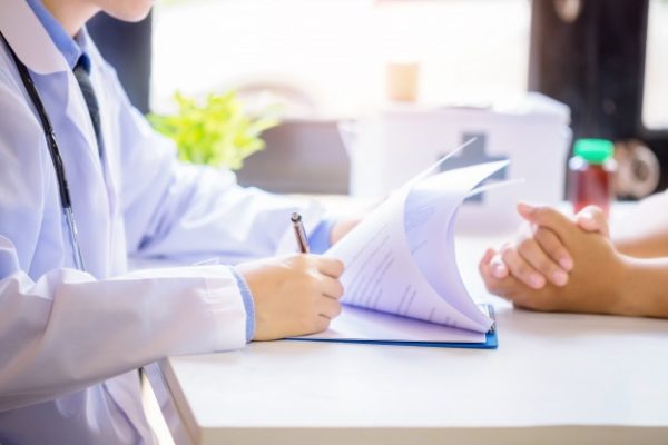 Comment les médecins de ville du monde entier ont ils soigné de la covid ?