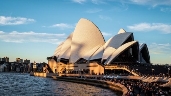 Le ministre Australien de la santé hospitalisé après un vaccin anti covid.