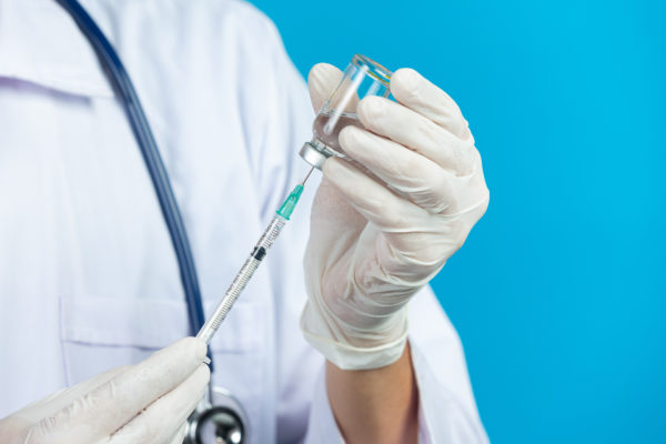 « Je n’ai jamais été témoin d’autant d’accidents vaccinaux » déclare un médecin
